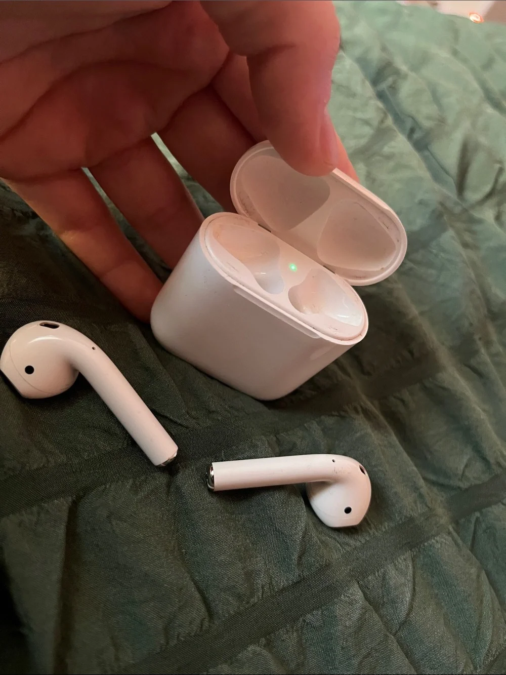 Apple White Wireless AirPods with Charging Case